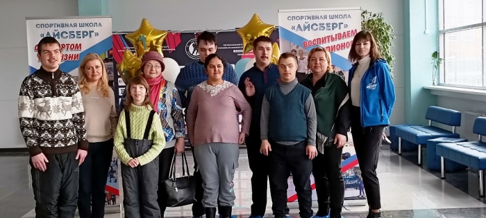 В спортивной школе «Айсберг» побывали воспитанники школы-интерната «Вера» 