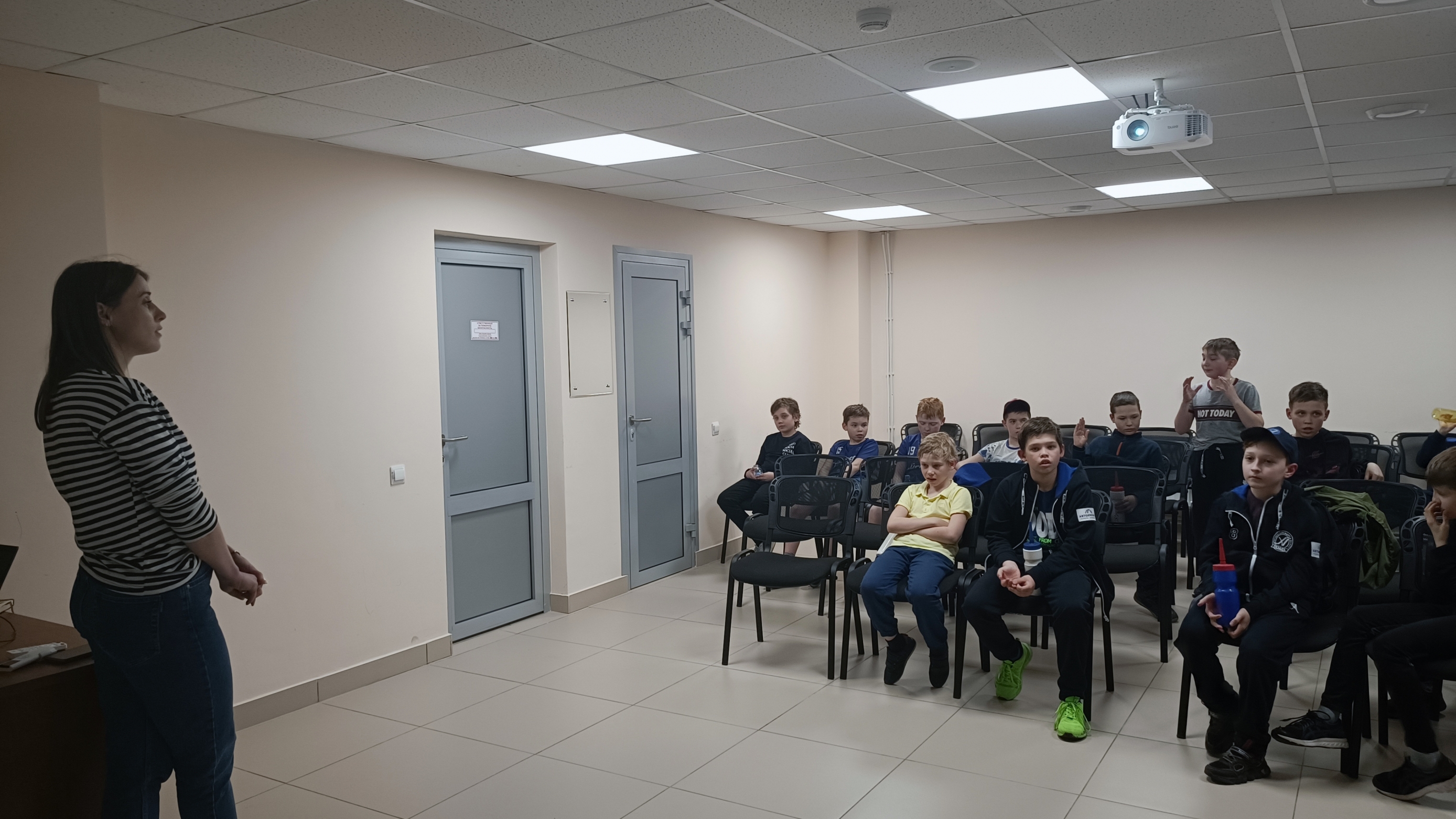 Начальник спортивно-методического отдела провела беседу с юными хоккеистами 