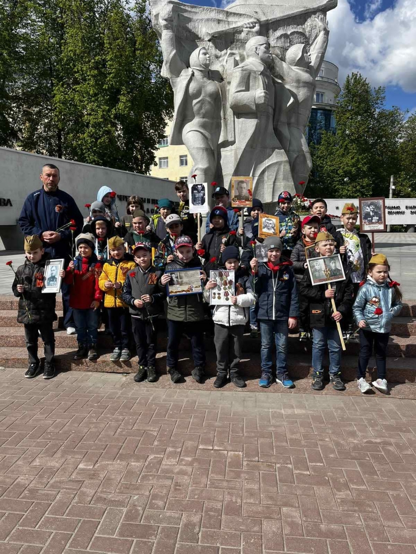Воспитанники отделения хоккея СШ «Айсберг» вместе с тренером и родителями почтили память павших героев!