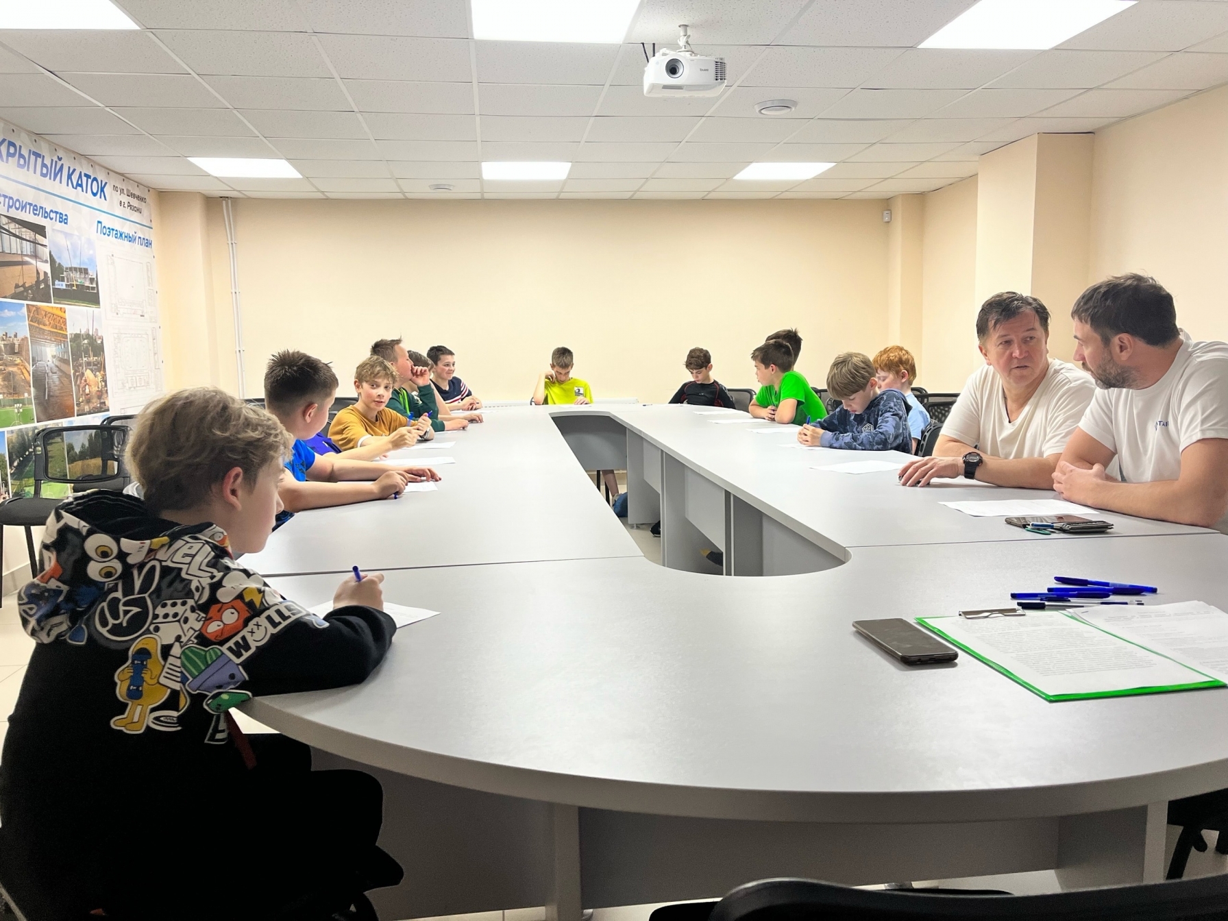 Воспитанники отделения хоккея СШ «Айсберг» совместно с тренерами прослушали лекцию по профилактике подросткового травматизма.
