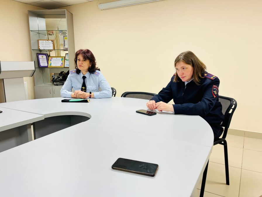 В преддверии начала летних каникул сотрудники ПДН приняли участие в «круглом столе» с нашими юными хоккеистами и их родителями