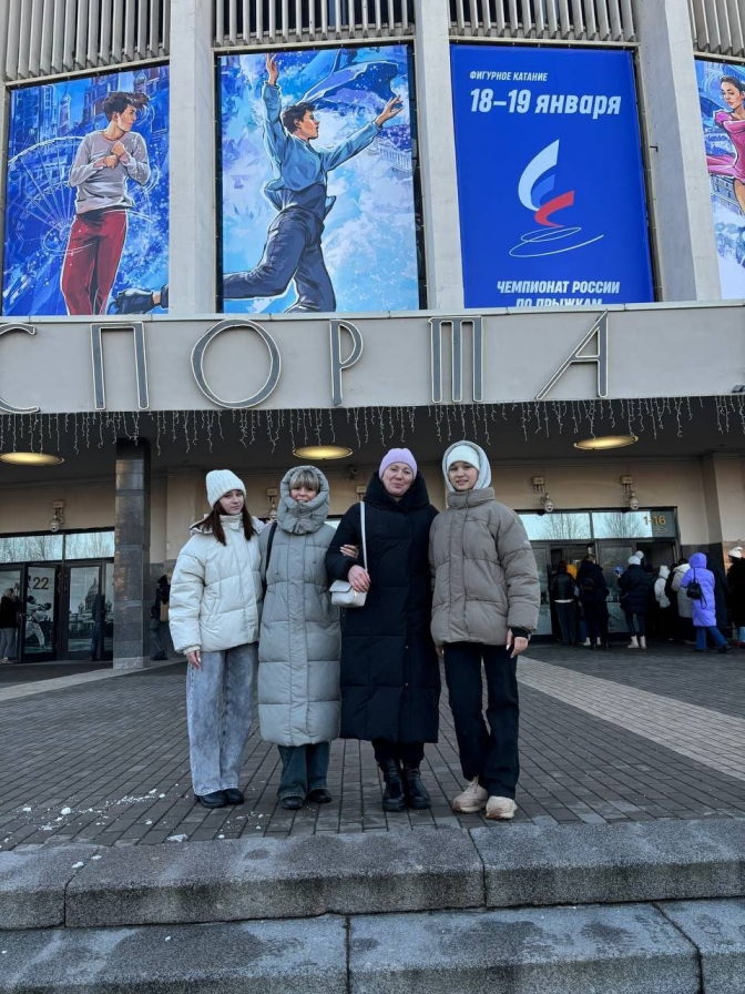 Наши фигуристки вместе с тренером и родителями посетили чемпионат России по прыжкам, который проходил в Санкт-Петербурге! 
